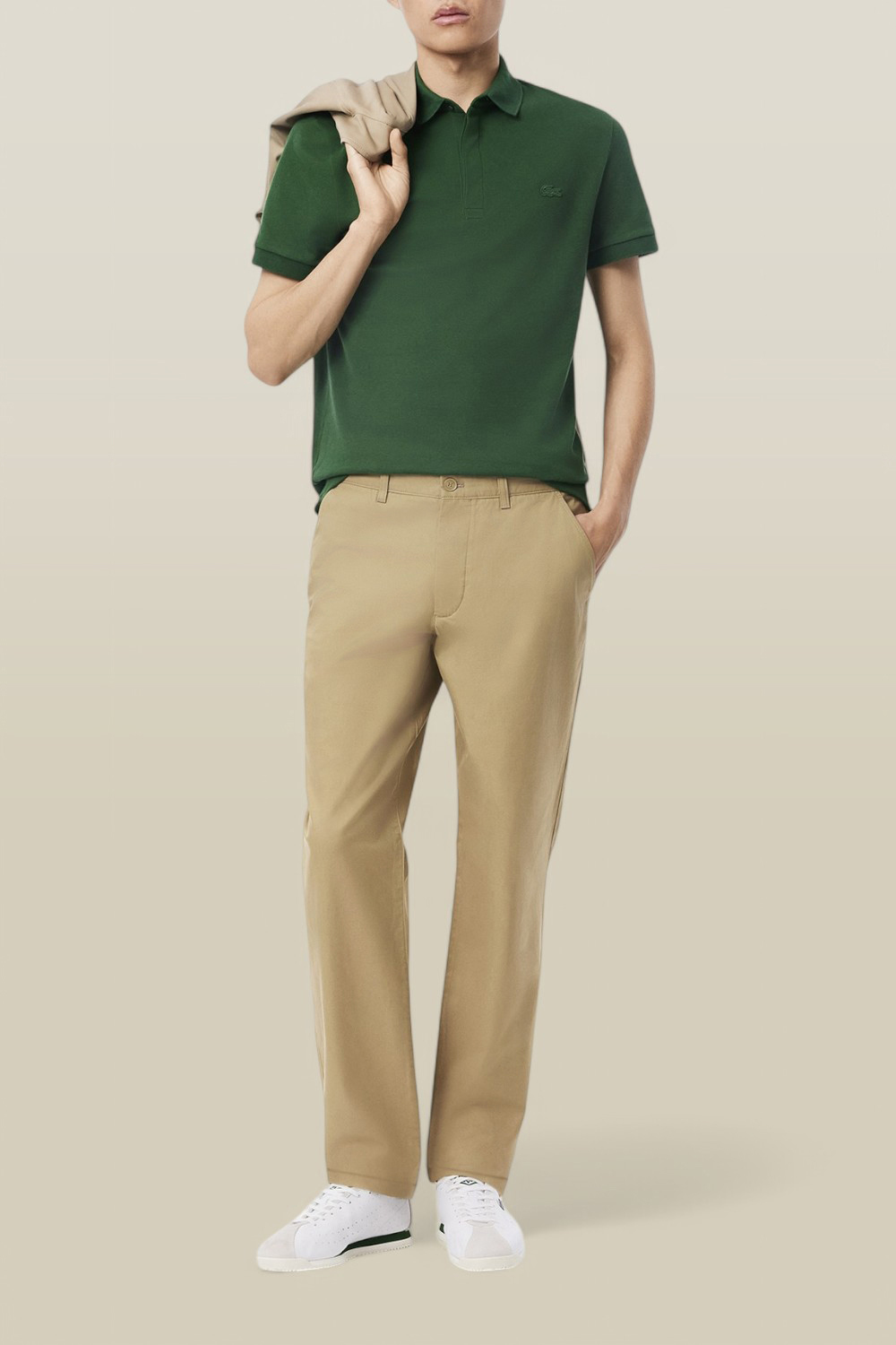 תמונת כל הלוק של מכנסי צ'ינו ארוכים LACOSTE